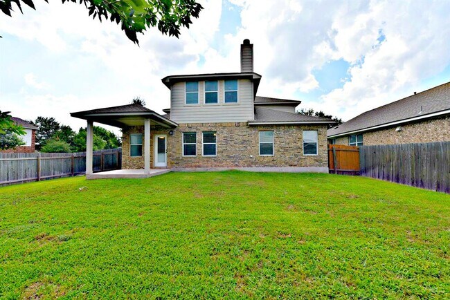 Building Photo - 15012 Fernhill Dr