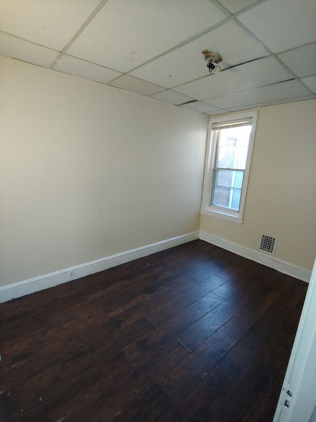 Building Photo - Kensington/Port Richmond vicinity-3 Bed