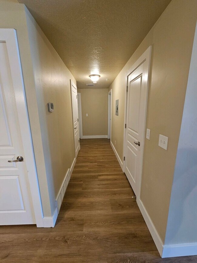 Building Photo - GORGEOUS Downtown Unit!!!