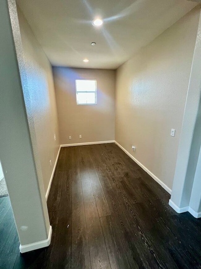 Building Photo - Northwest Bakersfield Gated Home