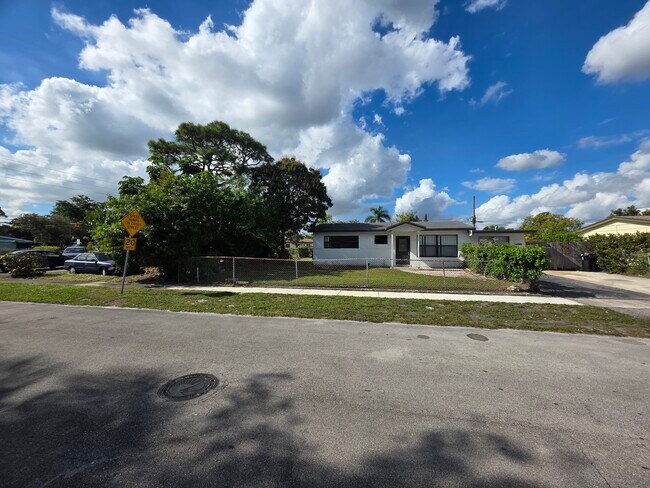 Building Photo - 681 SW 29th Ter