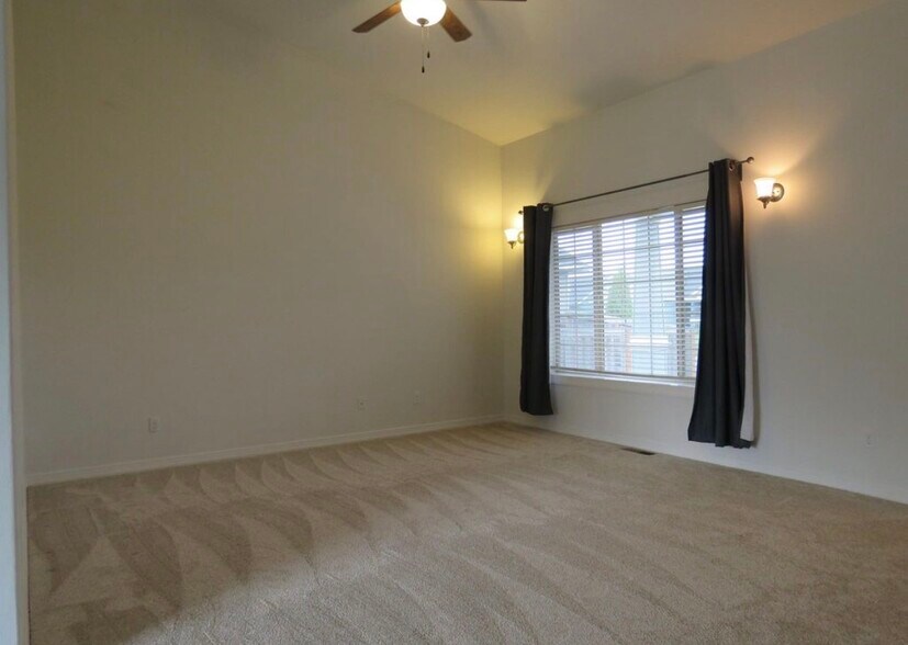 Building Photo - 758 Meadowlawn Pl