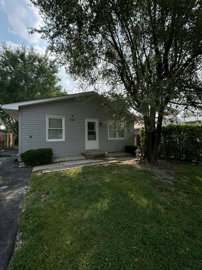 Building Photo - 1425 Brentwood Dr