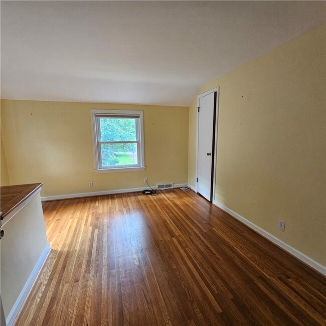 Building Photo - 50 Greenview Dr
