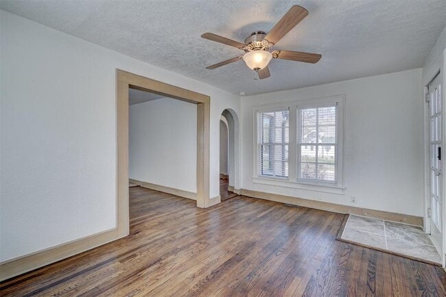Building Photo - 404 Chautauqua Ave