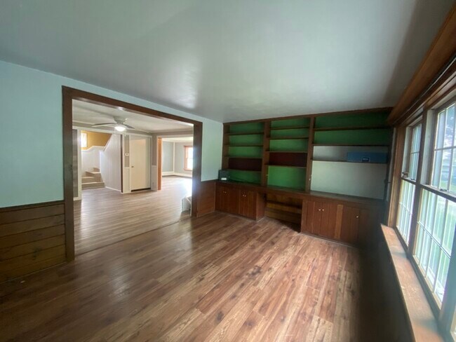 Building Photo - Beautiful 4 bedroom 1.5 bath located in th...