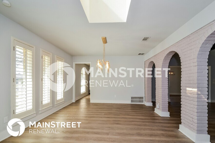 Building Photo - 2505 Westridge Dr