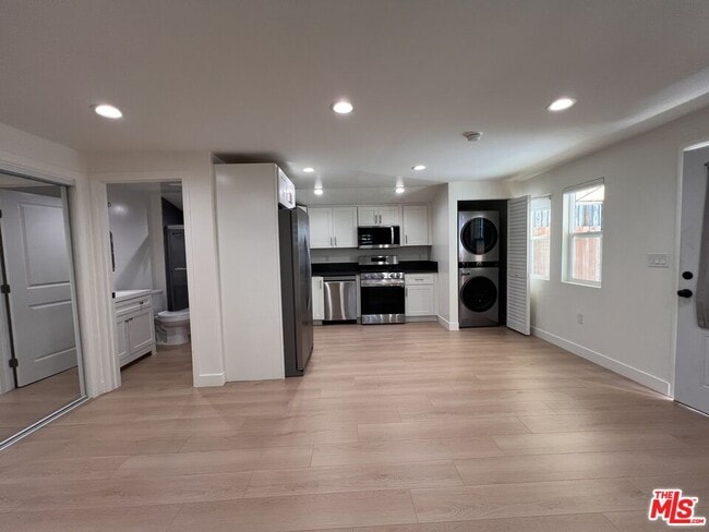 Building Photo - 946 S Lucerne Blvd