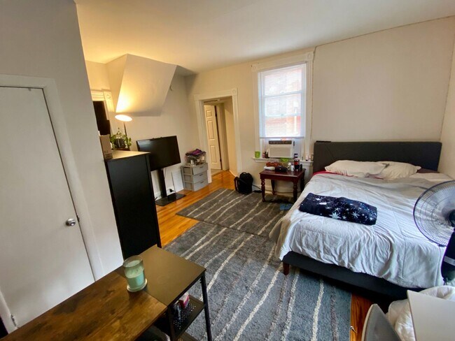 Building Photo - 5 bedroom /2 bath Mins. from UC for $750/pp ($3750/mo)! Off-Street Parking included!