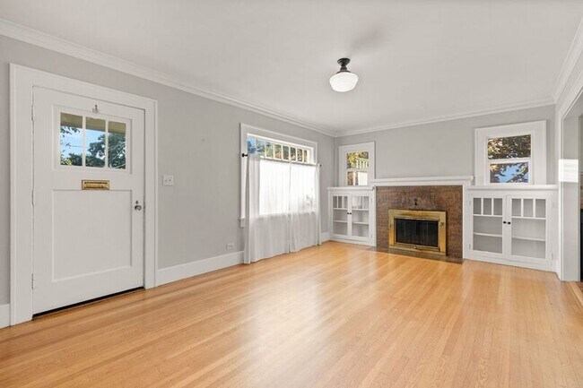 Primary Photo - 5774 N Vancouver Ave