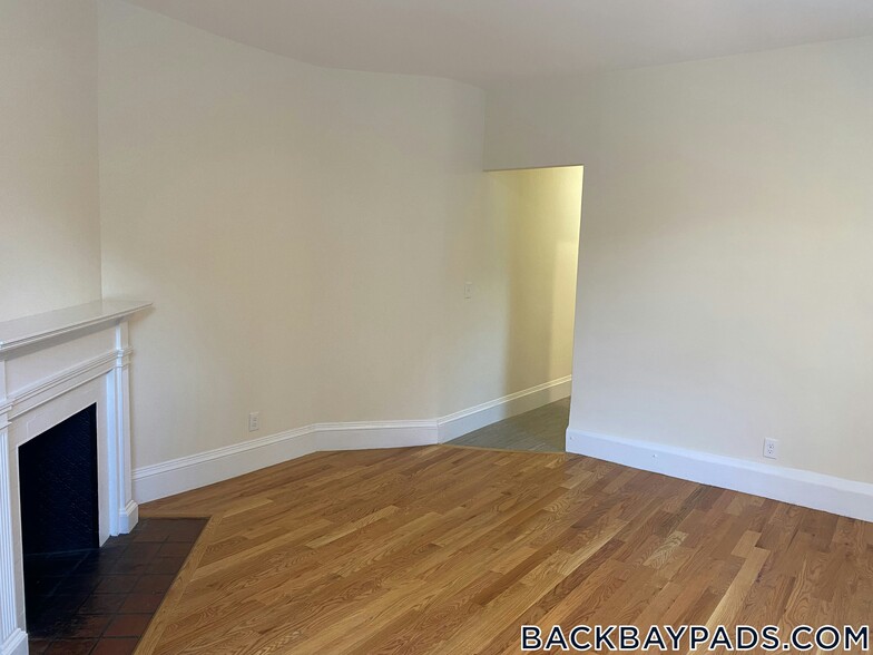 Building Photo - 504 Beacon St