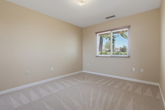 Building Photo - 2039 Lemon Ave