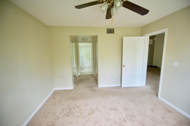 Building Photo - 1100 Crestwood Ct S