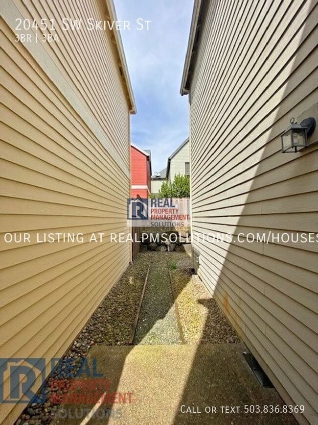 Building Photo - 20451 SW Skiver St