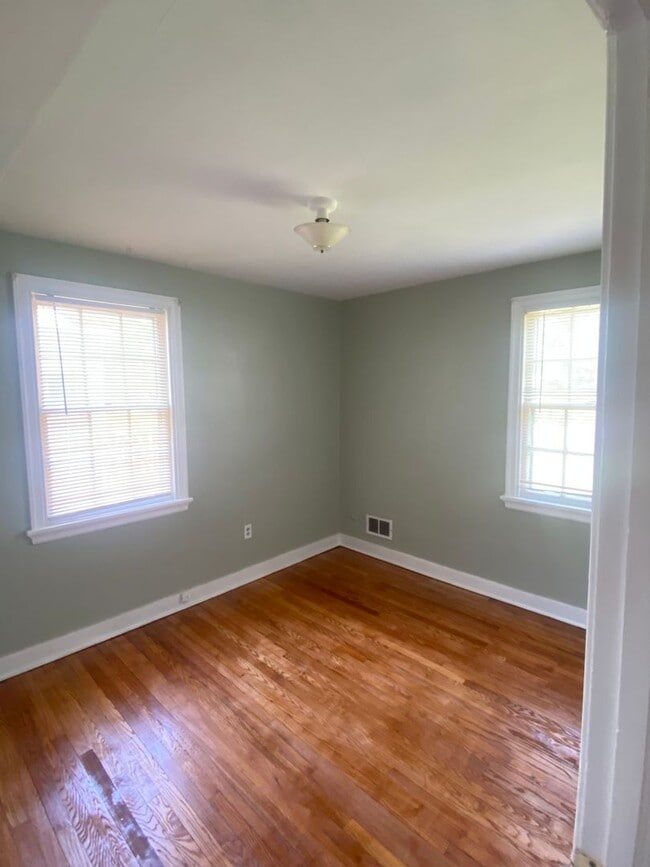 Building Photo - Adorable Capecod 4 bdrm/1.5 bath Home w/Office Located on Monument Ave. Near Willow Lawn!