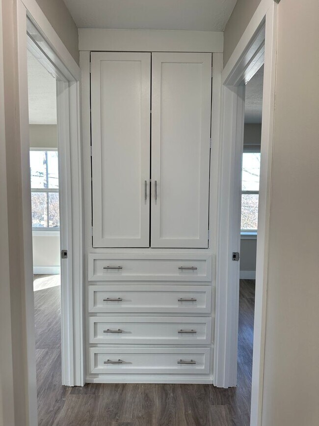 Building Photo - Darling remodeled 5 bedroom 2 bathroom home in the heart of Ogden