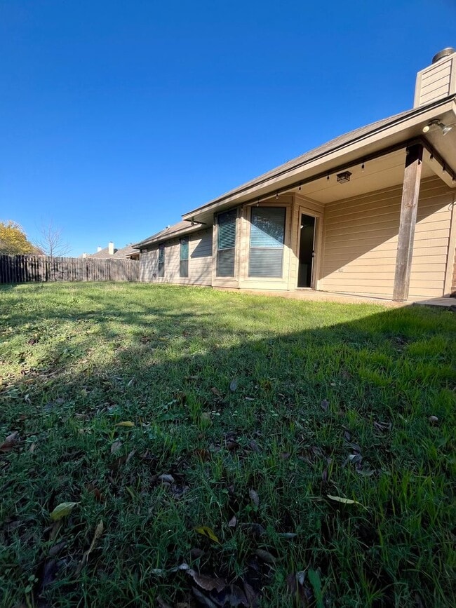 Building Photo - Four bedroom home located in prime neighbo...