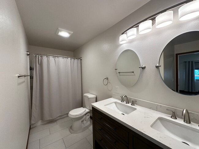 Building Photo - 3 Bed/2 Bath/2 Car Garage/Water Front Home