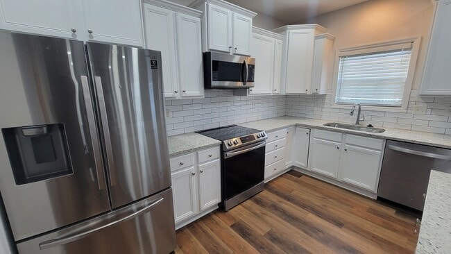 Building Photo - The 5 Bedroom You've Been Looking For!!