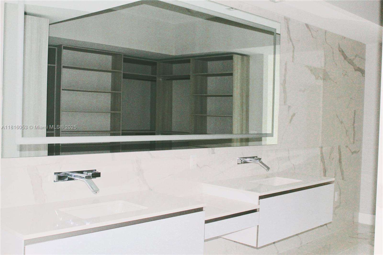 Building Photo - 5000 Island Estates Dr