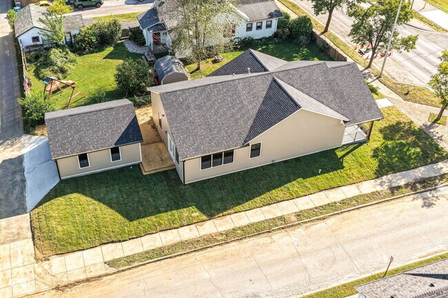 Building Photo - 1008 S 8th St