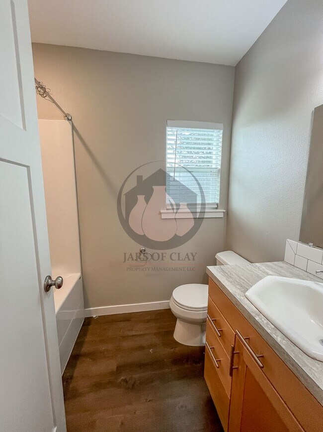 Building Photo - Stayton 4BR Duplex | A/C & Landscaping Included!