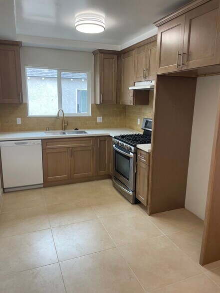 Building Photo - 127 E A St