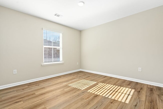 Building Photo - 1/2 off 1st months rent if you sign a lease by 6/1/26!