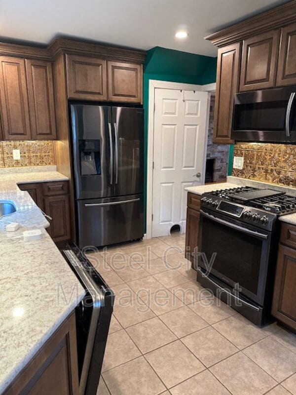 Building Photo - 851 Kennedy St