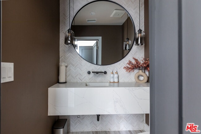 Building Photo - 1095 Chula Vista Pl