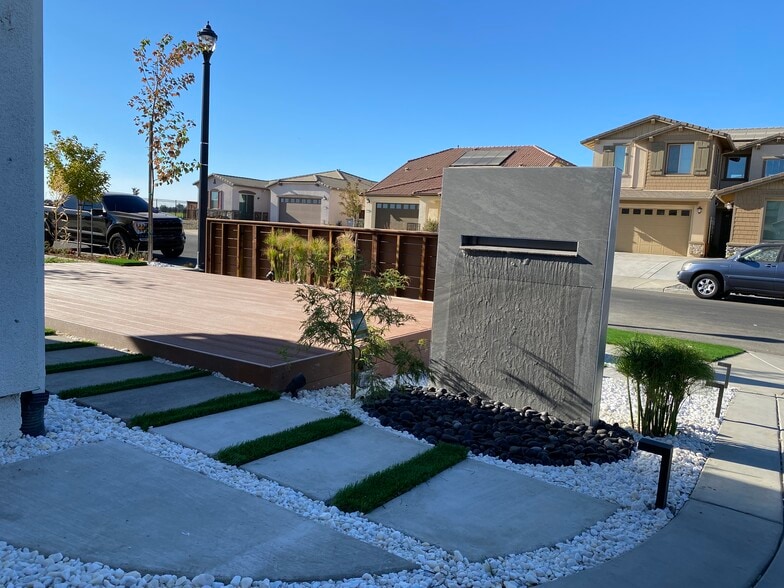 Front deck water feature - 2008 Gumbinger Pl