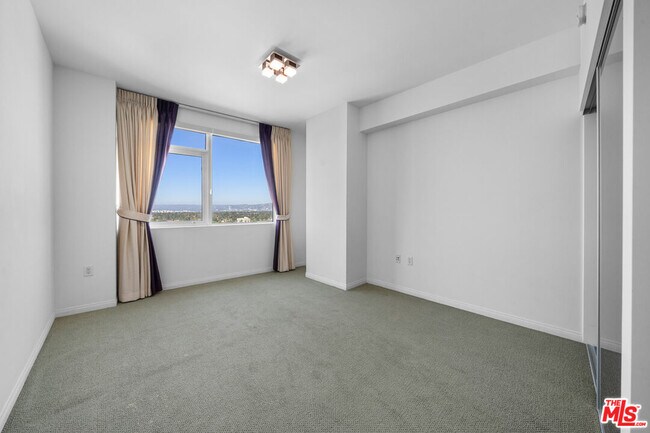 Building Photo - 3785 Wilshire Blvd