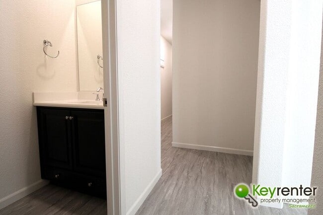 Building Photo - 1061 Chapelhill Ln