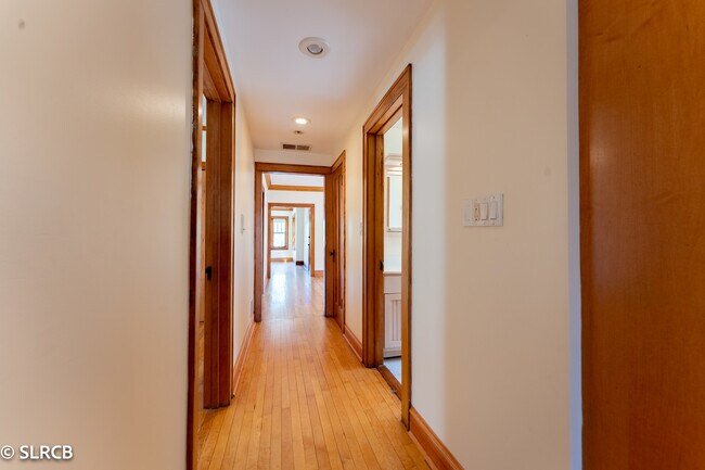 Building Photo - 5325 W Montrose Ave