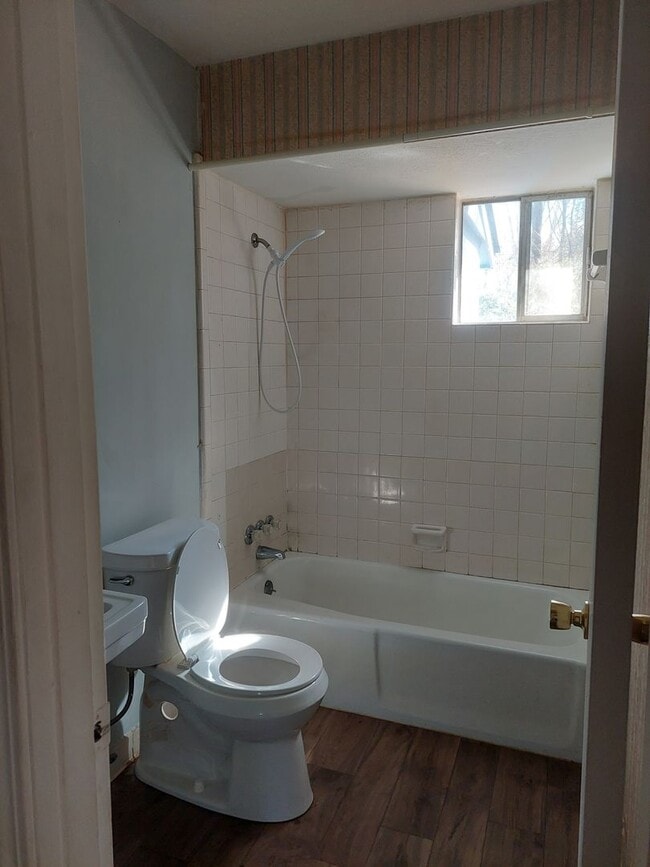 Building Photo - Cute duplex