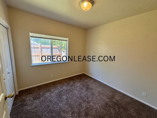 Building Photo - 3 bedroom North Eugene duplex home with full sized garage