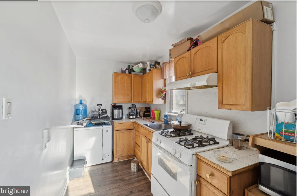 Gas stove and kitchen with window above sink - 339 E Essex Ave