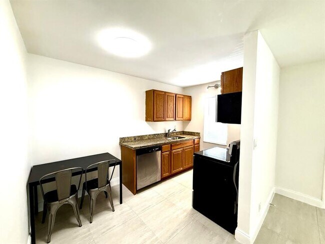 Building Photo - 607 NE 29th Dr