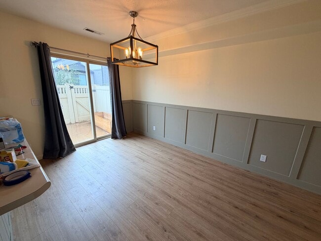 Building Photo - Great location 3 bed, 2.5 bath, 1 car garage townhome in the Dino Tracks area.