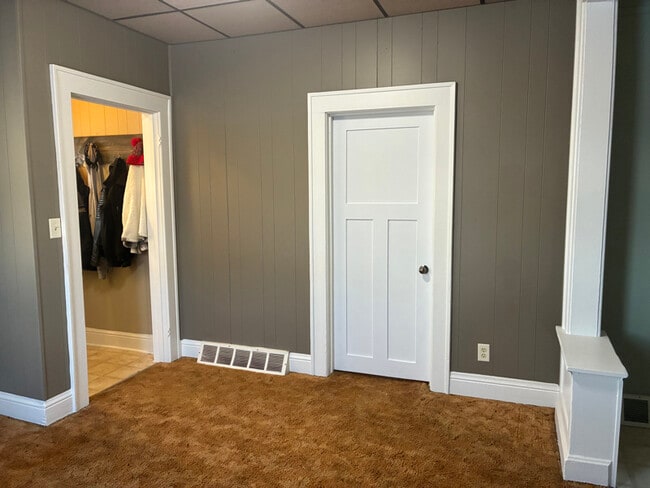 Building Photo - 305 E Meade Ct