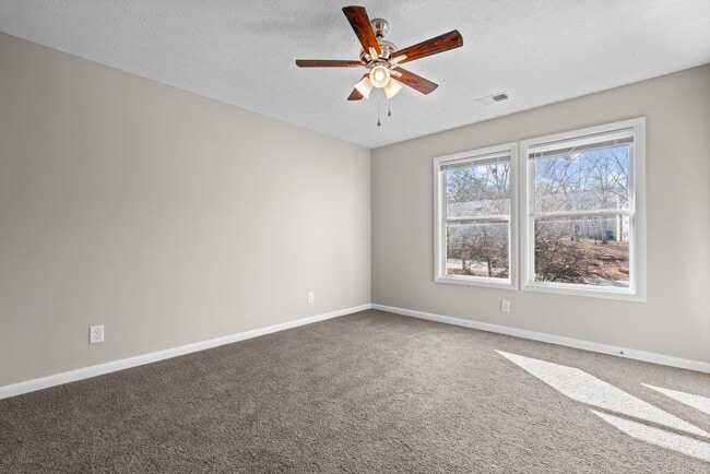 Building Photo - Freshly Remodeled 3rd Floor Apartment