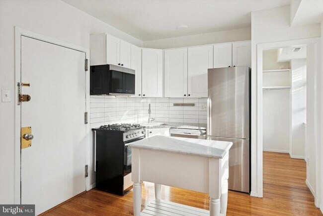 Building Photo - 319 S 10th St