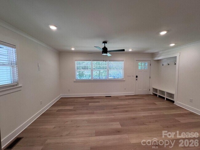 Building Photo - 549 Manhasset Rd
