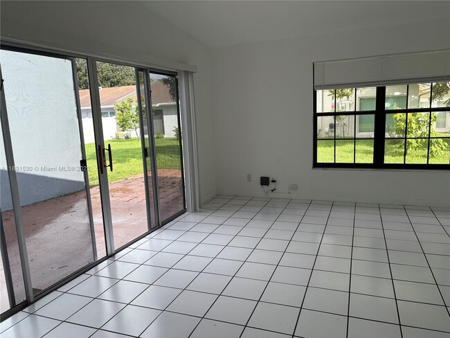 Building Photo - 5442 Lakewood Cir S