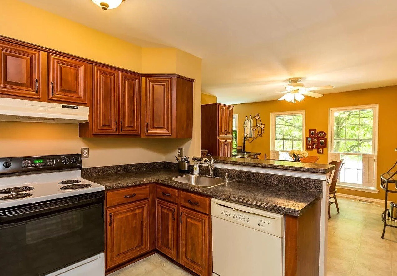 Building Photo - 8817 Stonebrook Ln