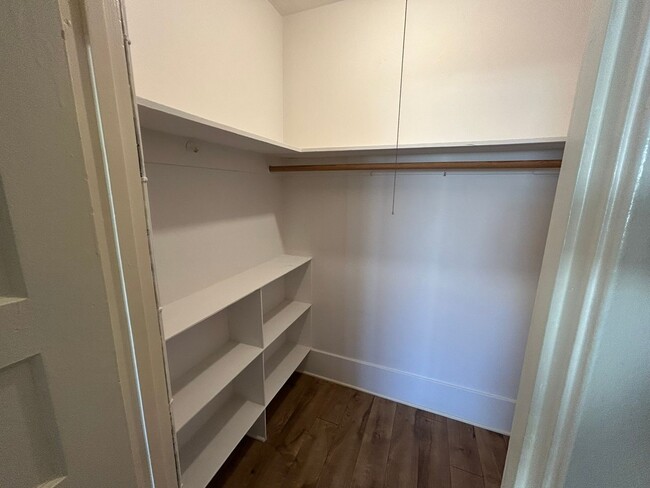 Building Photo - Upper Spacious Bankers Hill Unit!