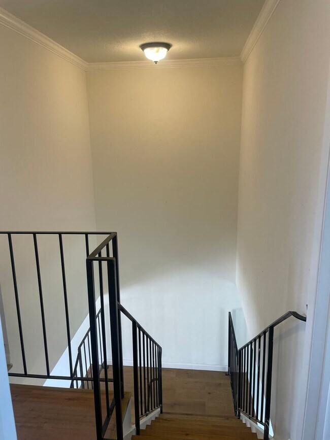 Building Photo - 3 Bedroom, 1.5 Bath Home in Parkway Neighborhood