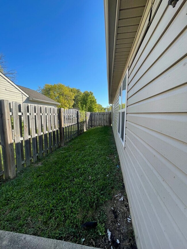 Building Photo - Three Bedroom Single Family Home - West La...