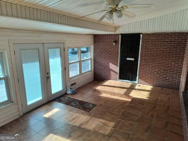 Building Photo - 4748 Sylvan Dr