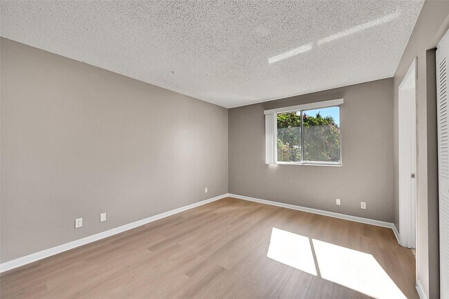 Building Photo - 719 Gardens Dr